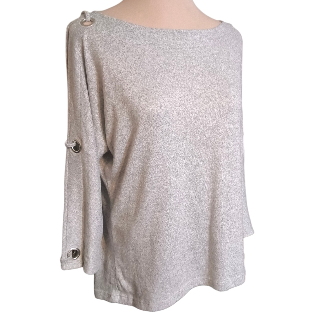 Cable & Gauge Light Gray Cold Sleeve Knit Top with Silver Grommets